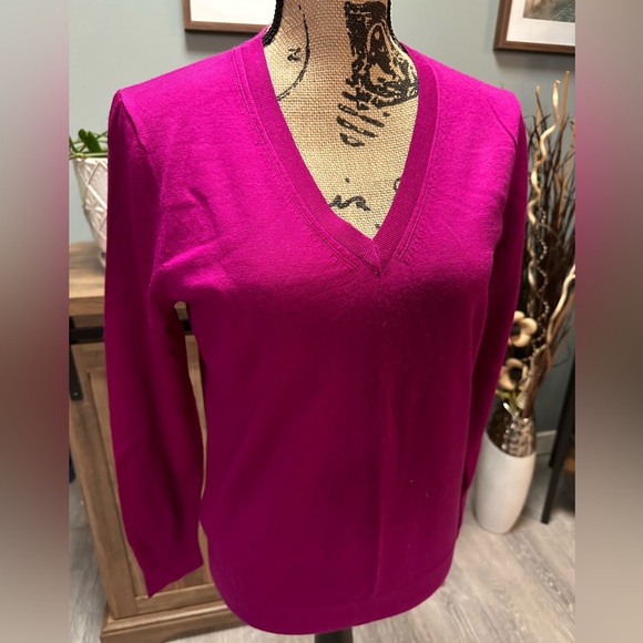 Banana Republic magenta v-neck sweater - Picture 2 of 3